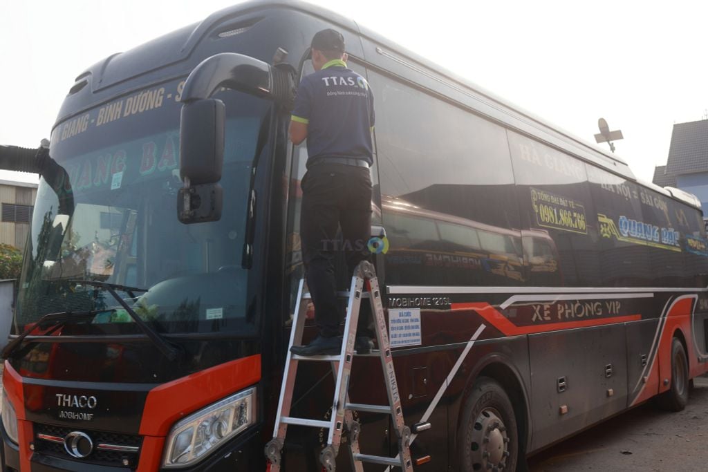 Hình ảnh lắp đặt camera tren xe khách của nhà xe Quang Bắc
